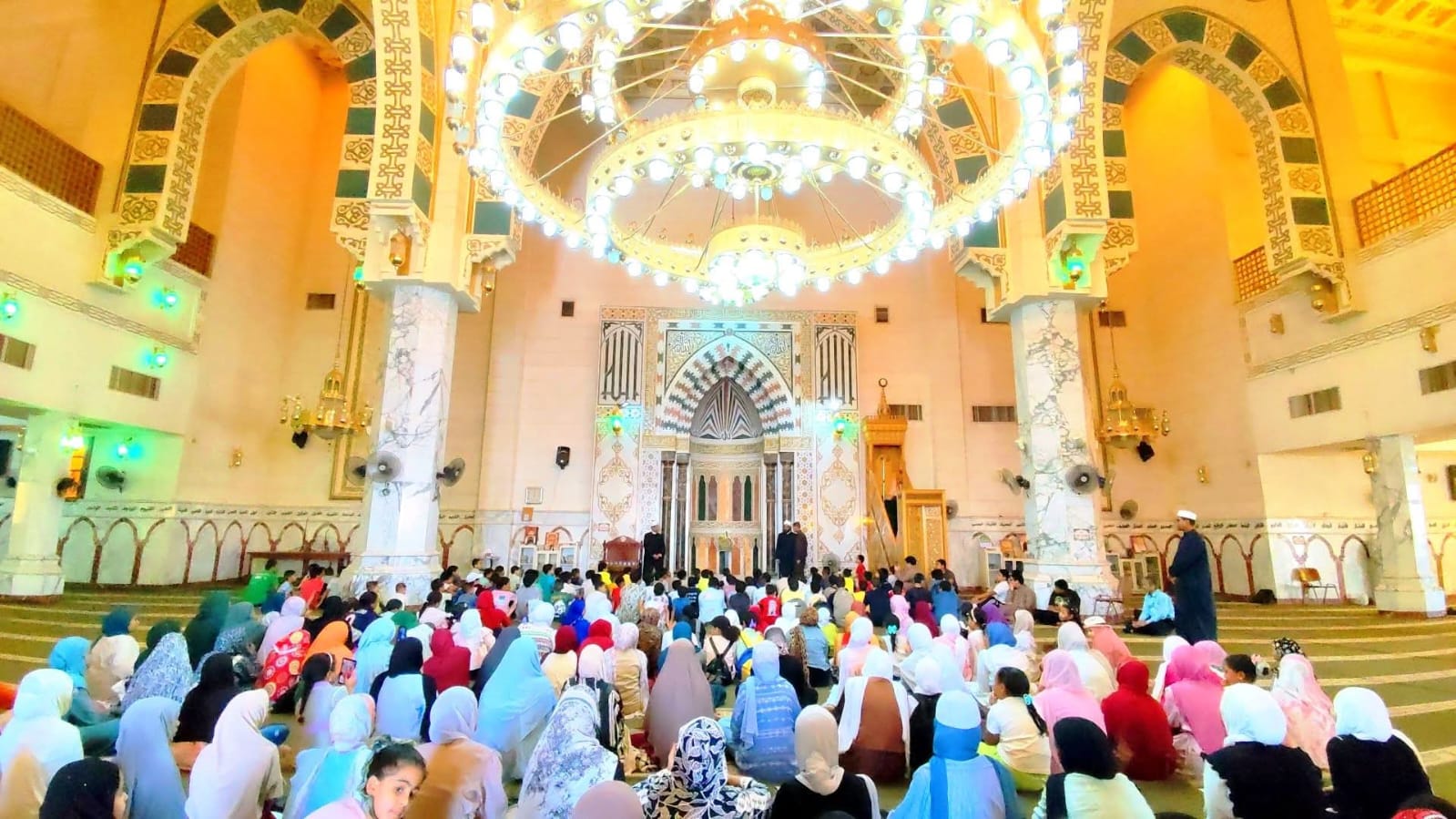 المسجد من الداخل المسجد من الداخل