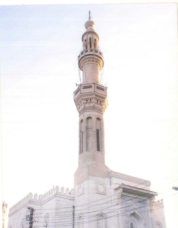 المسجد له موقع فريد بالقرب من معبد الإله خنوم ونهر النيل