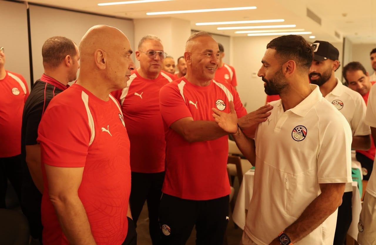 احتفال لاعبى المنتخب بالتوأم