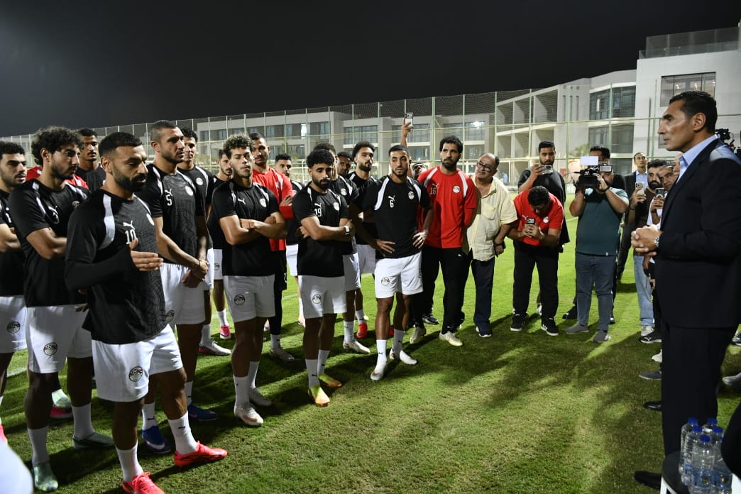  وزير الرياضة يؤازر منتخب مصر (3)