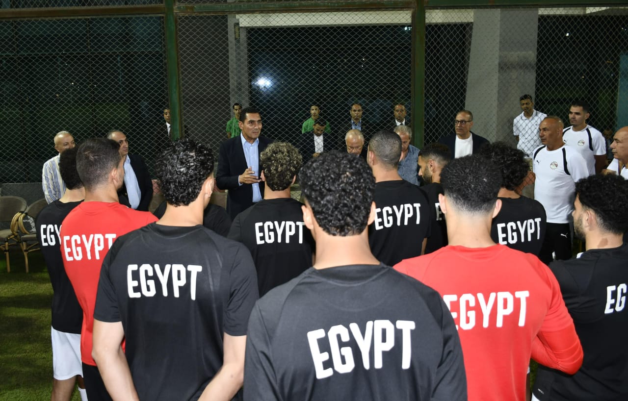  وزير الرياضة يؤازر منتخب مصر (1)