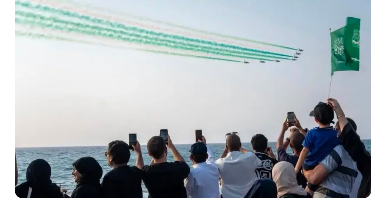 اعلام السعودية تزين السماء فى احتفالات يومها الوطنى