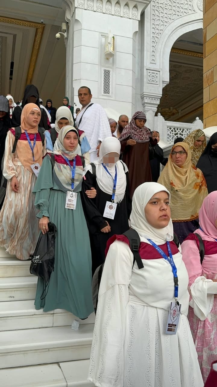 أبناء سقارة من حفظة القرآن يؤدون مناسك العمرة  (4)