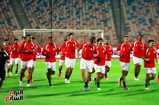 اللاعبون يجرون عملية الاحماء