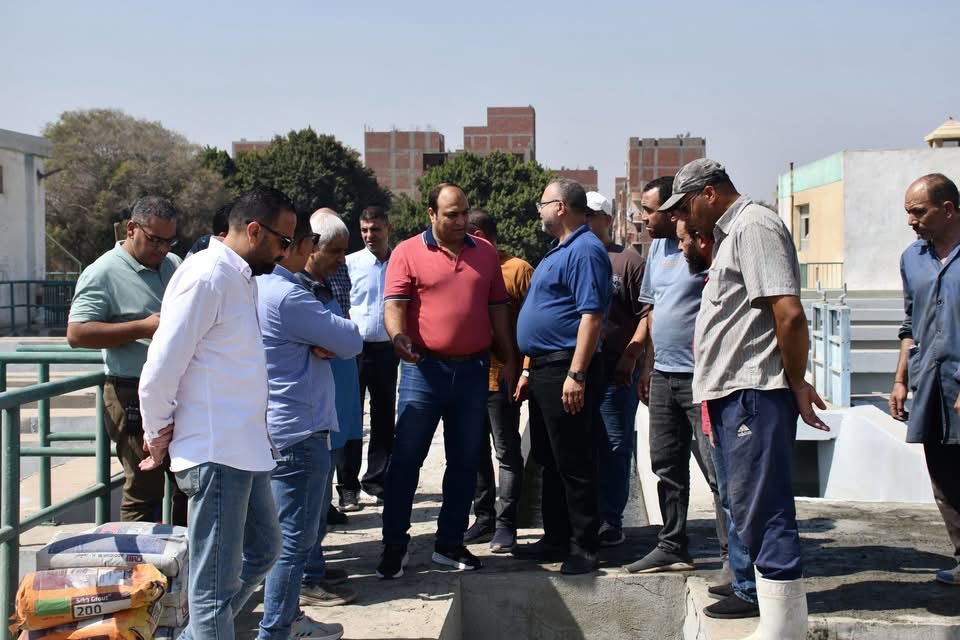 رئيس مياه الجيزة يتفقد محطة مياه إمبابة (2)