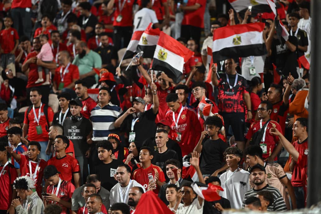 الجماهير تحمل أعلام مصر الجماهير تحمل أعلام مصر
