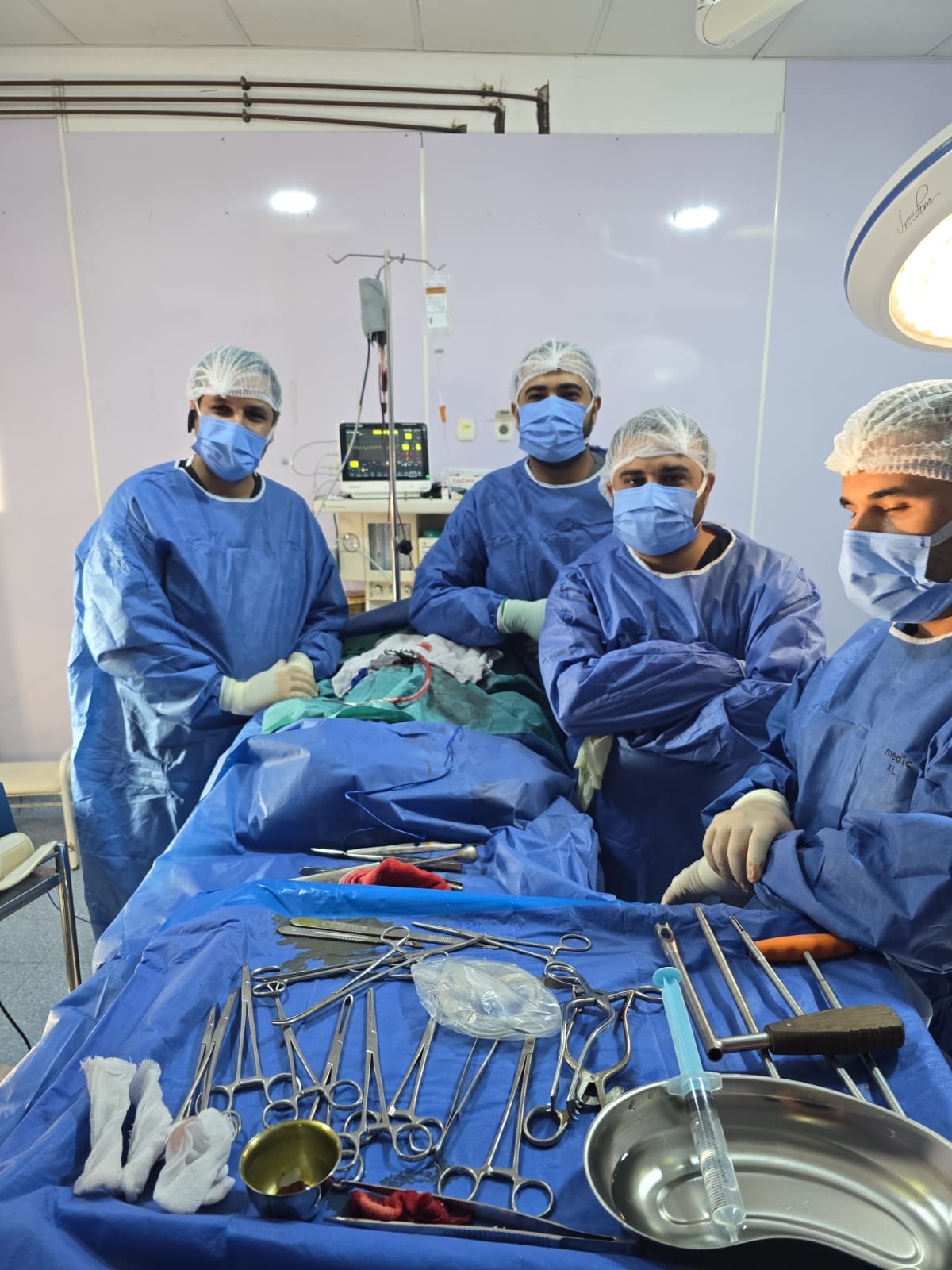 الفريق الطبي عقب نجاح العملية الفريق الطبي عقب نجاح العملية