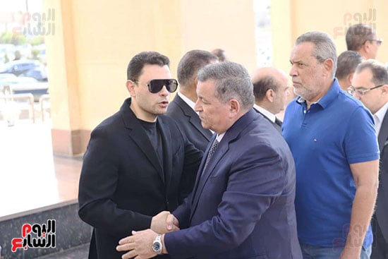 الوزير الاسبق اسامة هيكل يشارك الجنازة الوزير الاسبق اسامة هيكل يشارك الجنازة