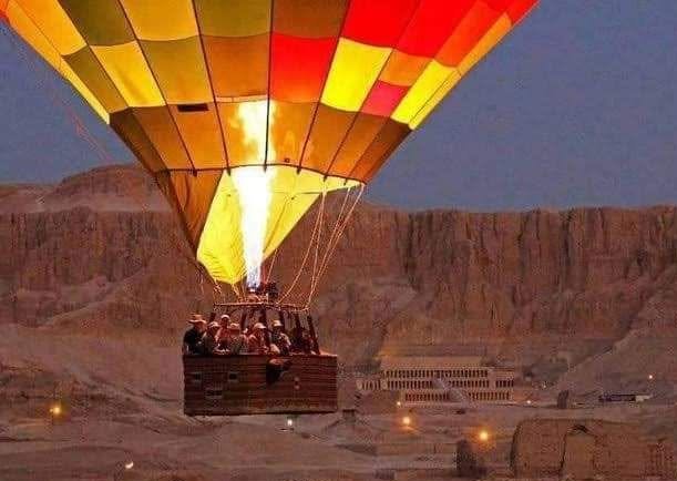 تحليق رحلات البالون فوق المعالم الأثرية