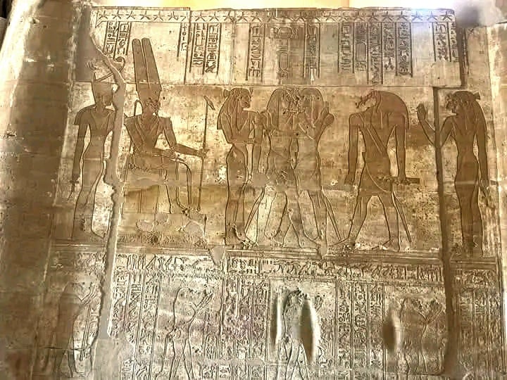جداريات نادرة داخل المعبد