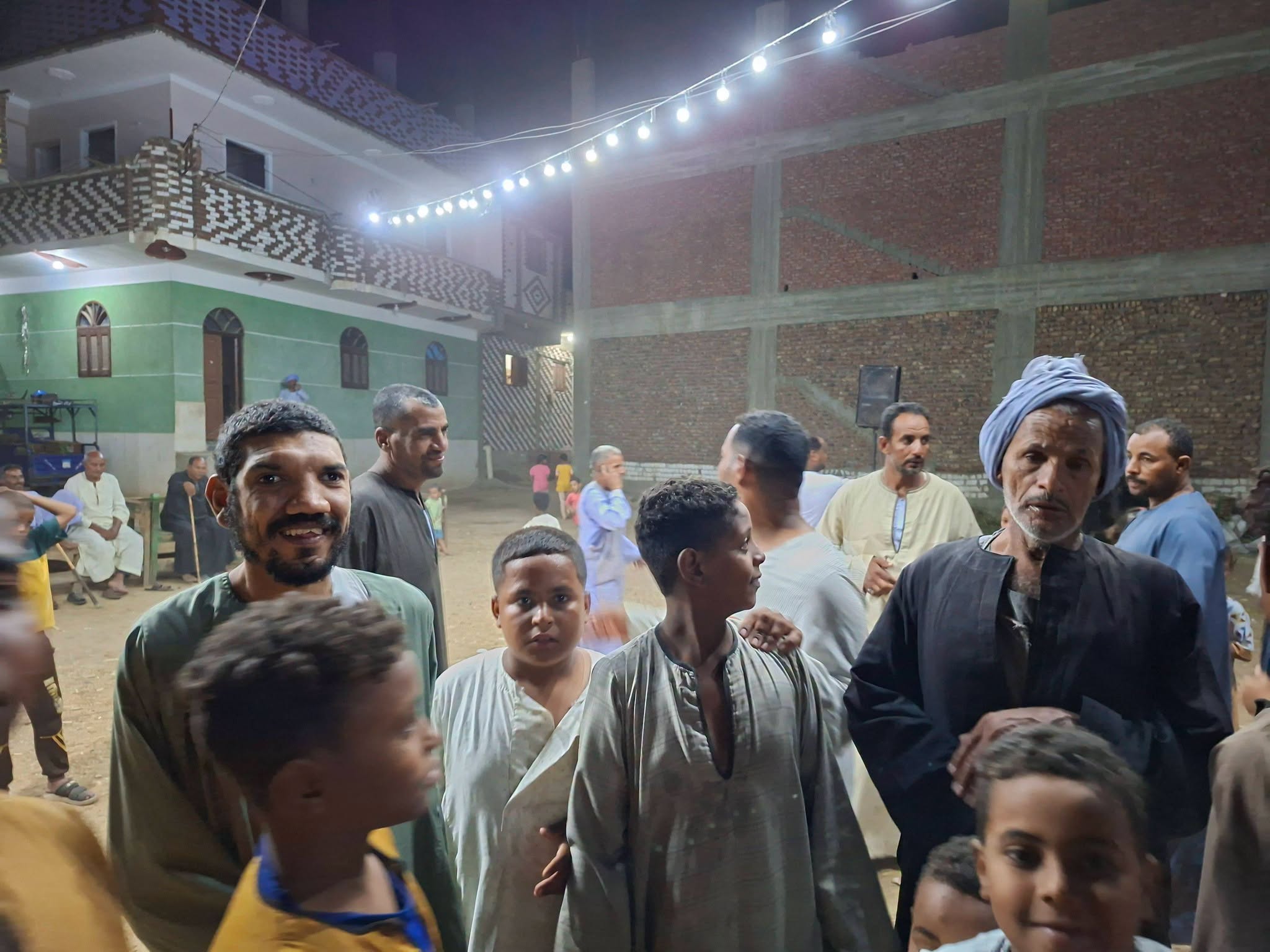 عائلة الحاج عبد الراضي حول منزله يحتفون بقصته فى إسنا