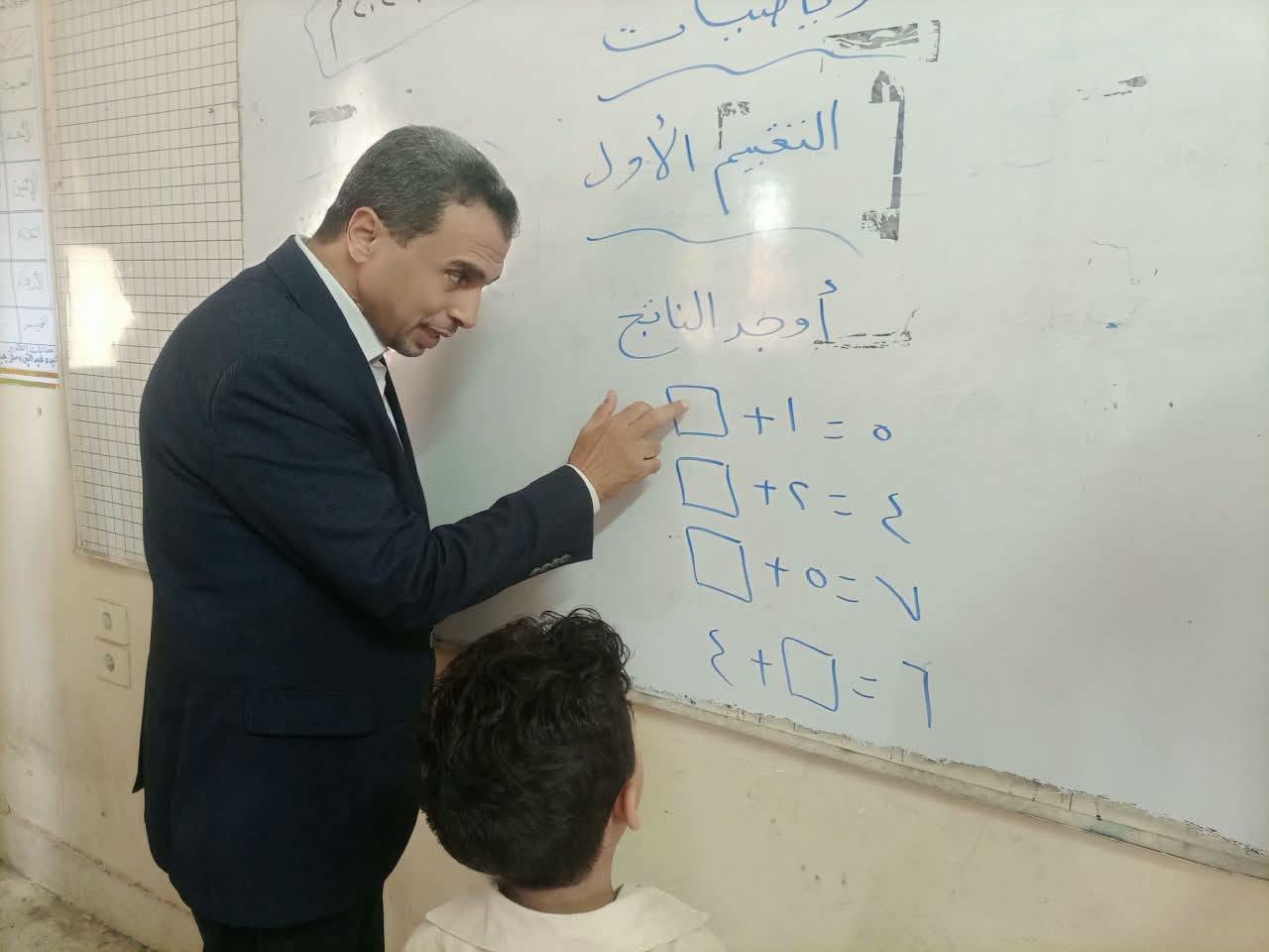 وكيل تعليم كفر الشيخ يتفاعل مع الاطفال