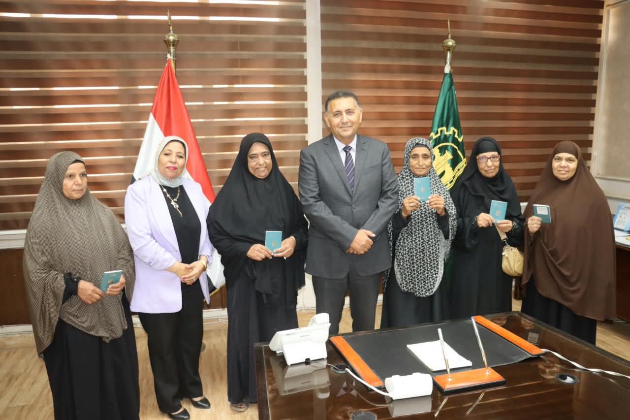 بعد تسليم جوازات السفر للسيدات بعد تسليم جوازات السفر للسيدات
