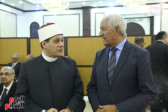 الشيخ مظهر شاهين يقدم واجب العزاء الشيخ مظهر شاهين يقدم واجب العزاء