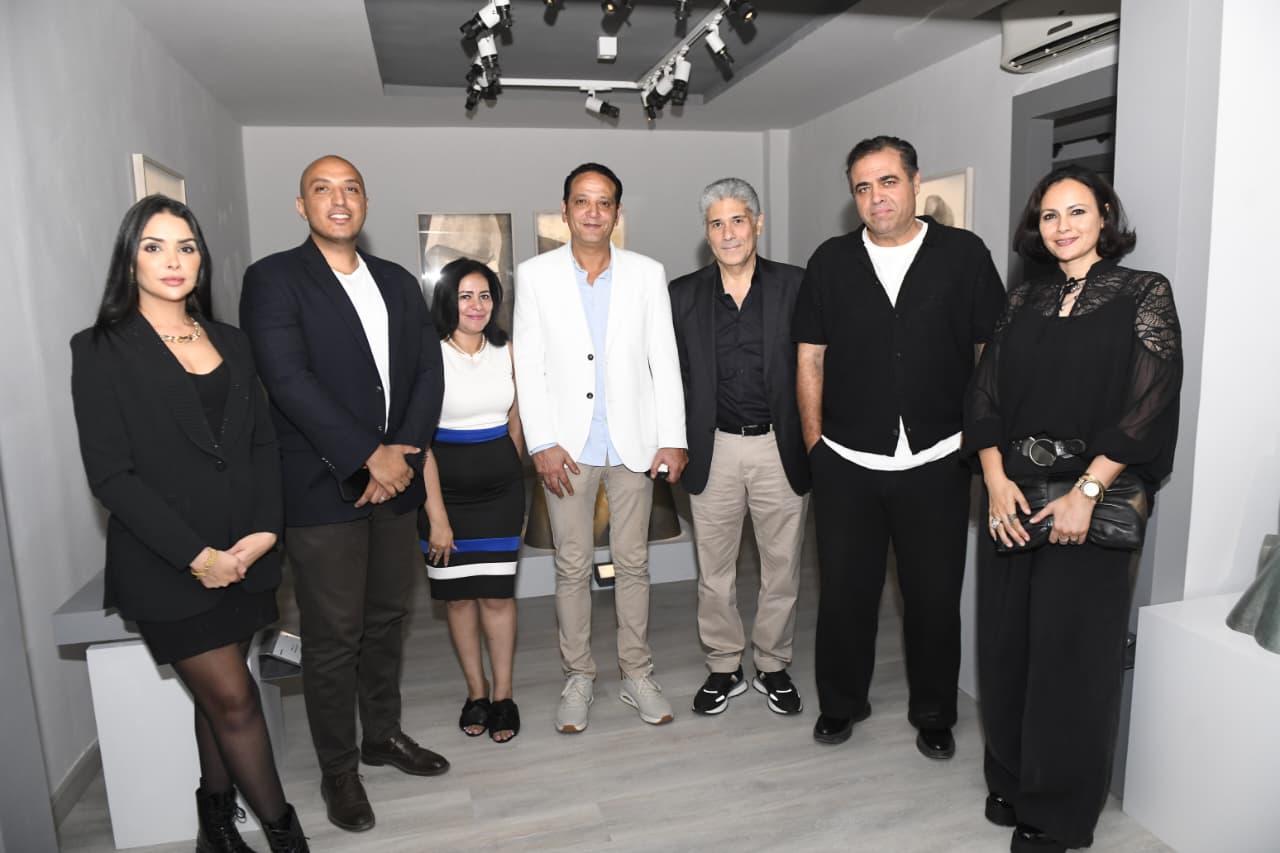 الفنان عصام درويش مع ضيوف معرضه