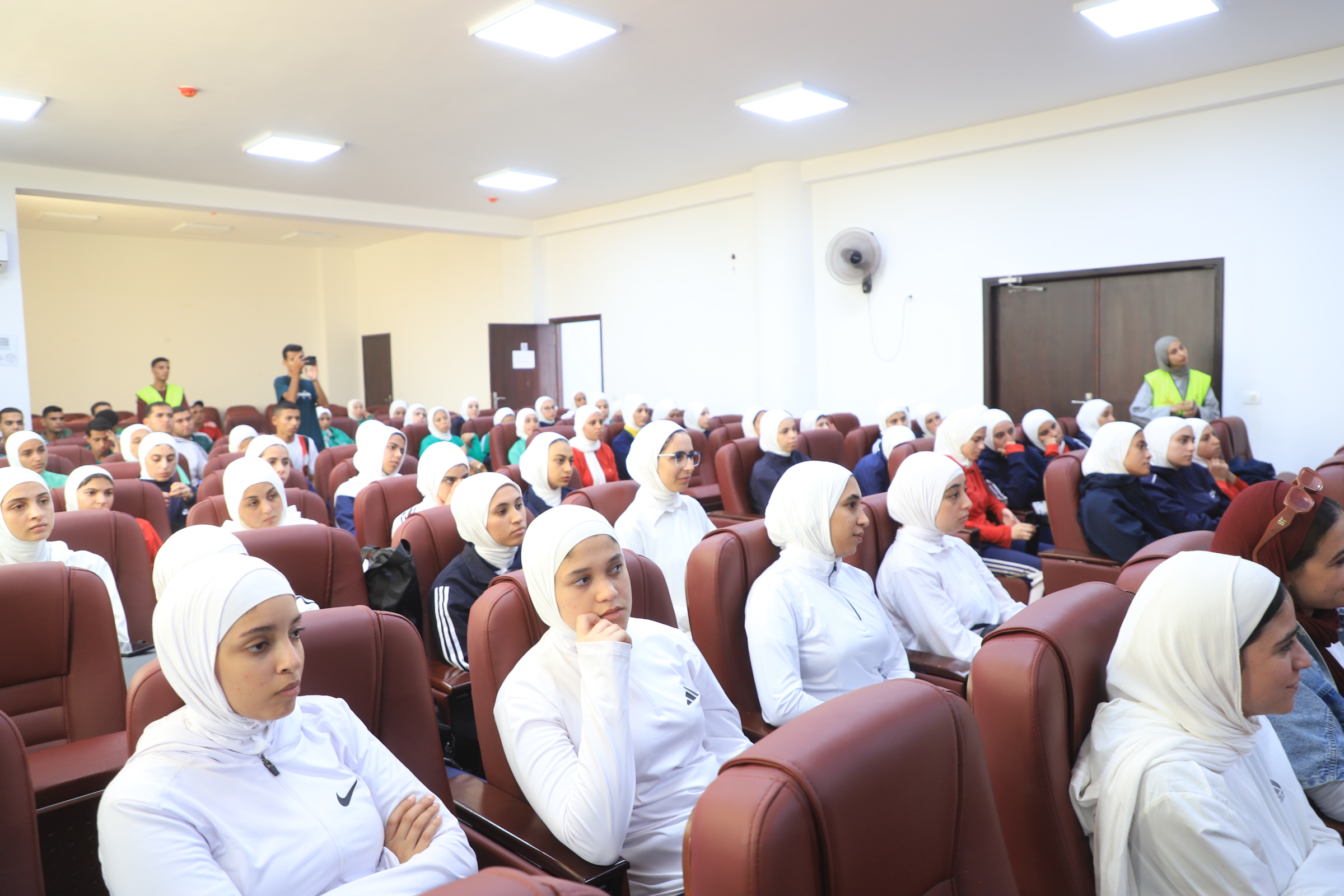 حضور لافت من طلاب الجامعة في الندوة التعريفية