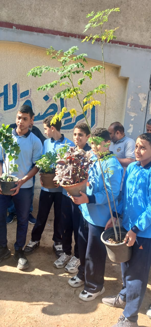 تدريب طلاب مدارس إمبابة على زراعة الأشجار والعناية بها