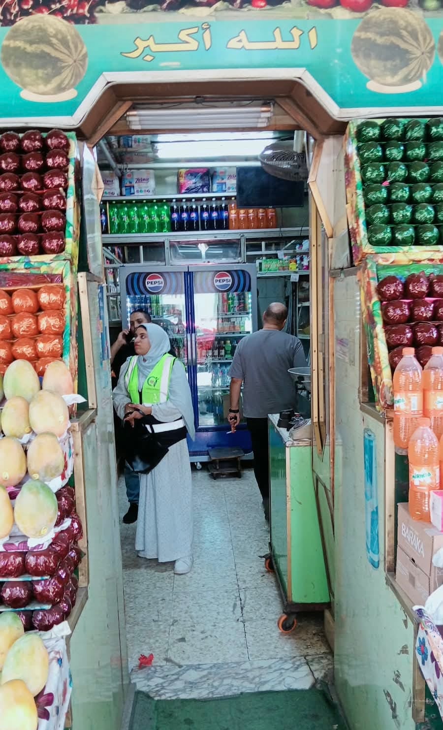 جانب من حملات الرقابة على المحلات بالعجوزة جانب من حملات الرقابة على المحلات بالعجوزة