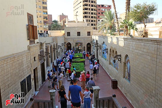 سياح يتوافدون على الكنيسة المعلقة