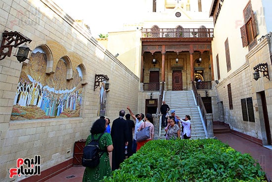 السياح فى زيارة الكنيسة