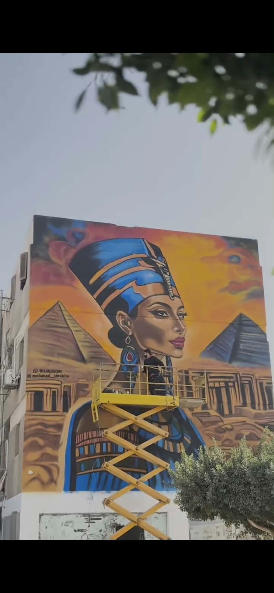 مهند ابراهيم أثناء رسم لوحة نفرتيتي بالعاشر