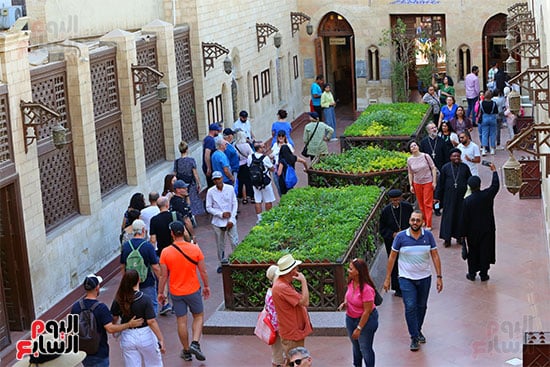 السياح يتوافدون على الكنيسة