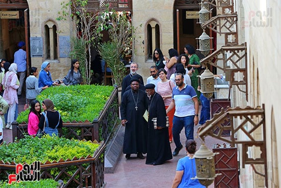 رجال الدين بالكنيسة
