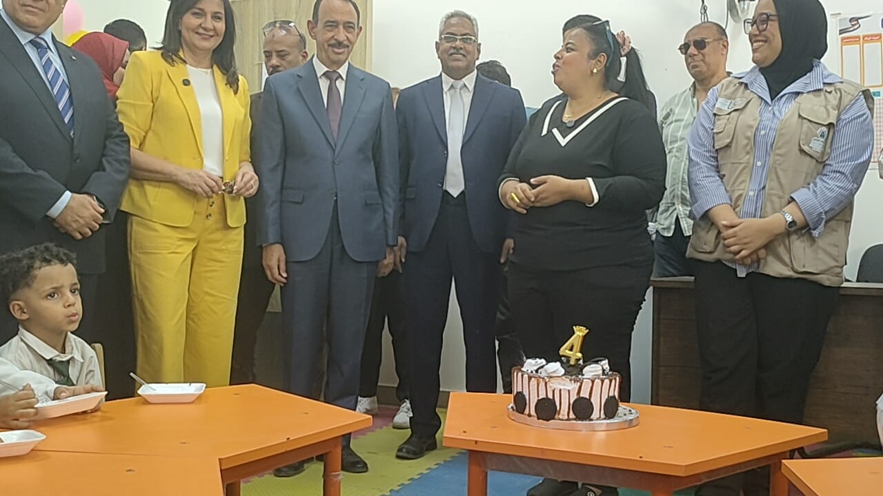 السفيرة نبيلة مكرم تحتفل بعيد ميلاد طفلة في بناويط (2)