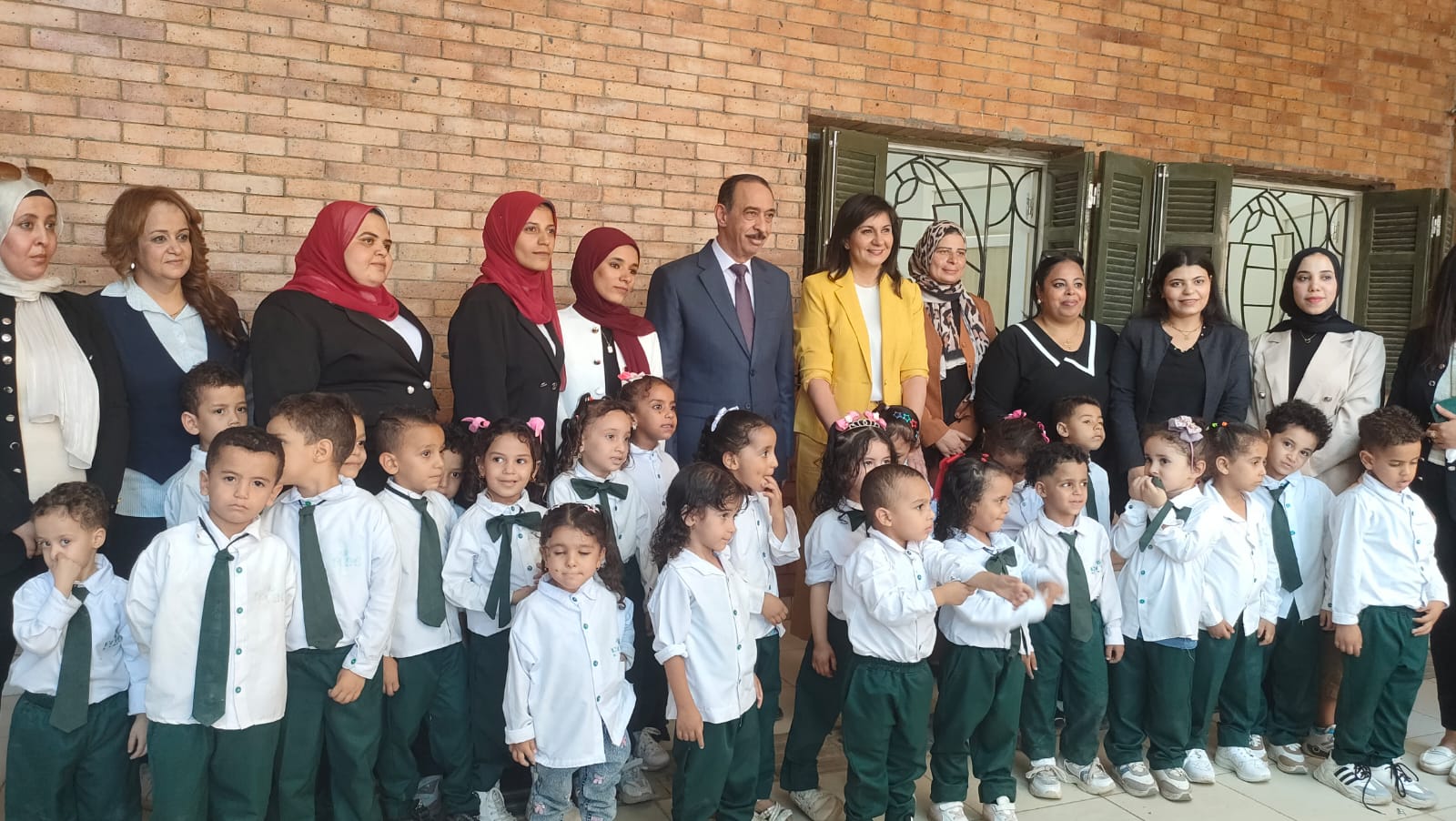 السفيرة والمحافظ مع الأطفال