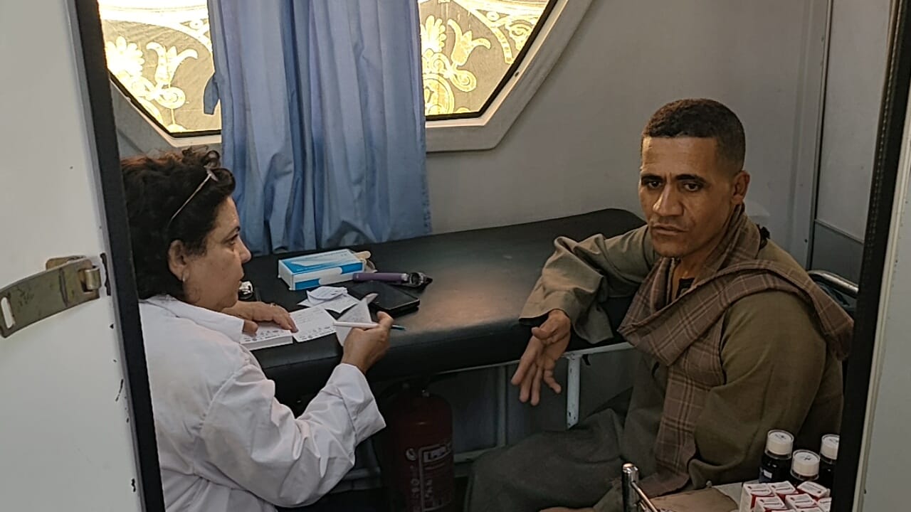 العيادات الطبية تقدم خدماتها لأهالى بناويط ضمن التحالف الوطنى (1)