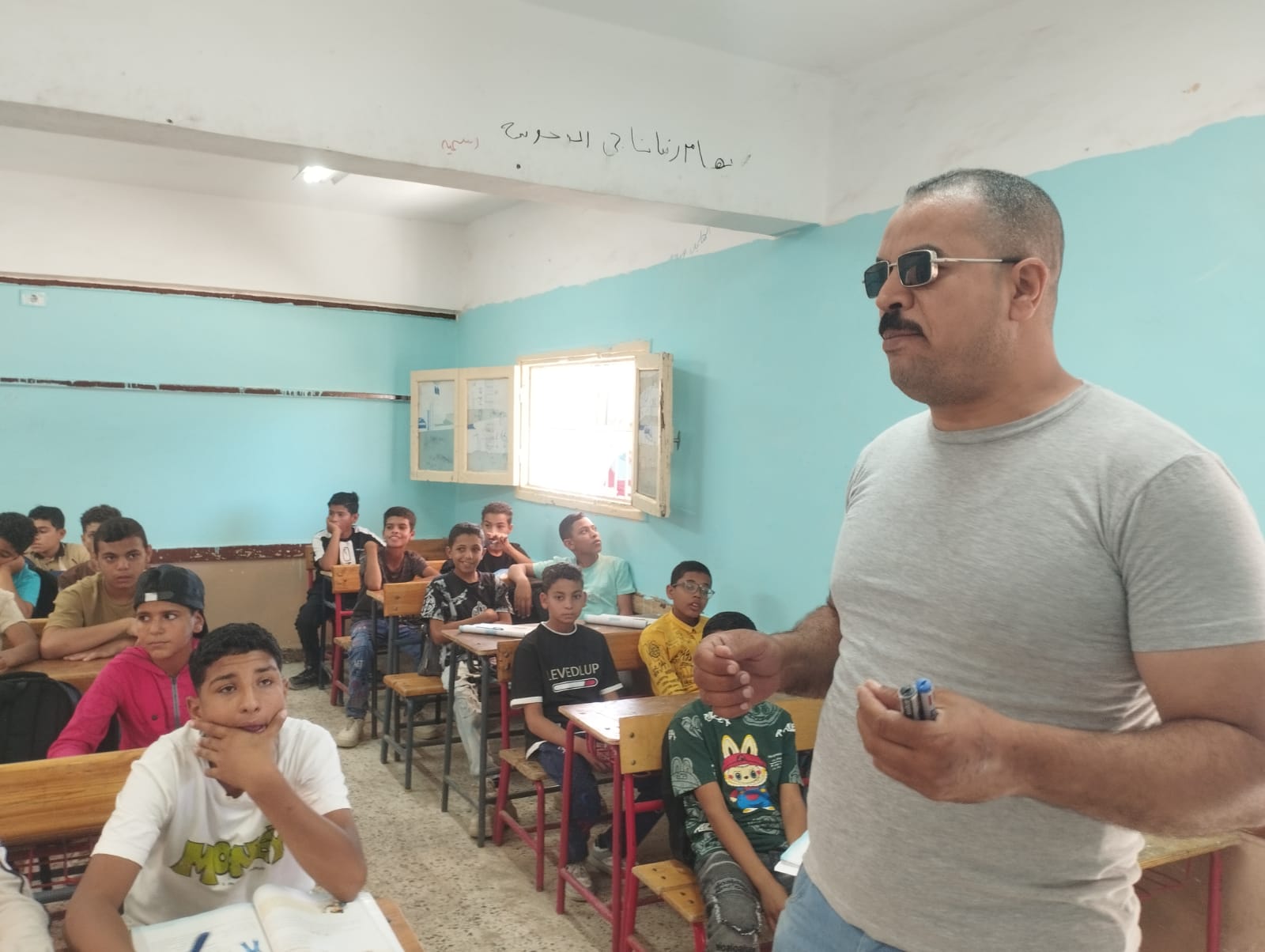 احد مدرسى المدرسة احد مدرسى المدرسة
