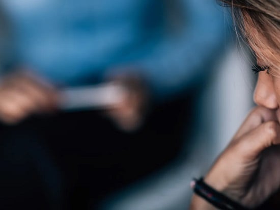 التحدث مع صديق التحدث مع صديق