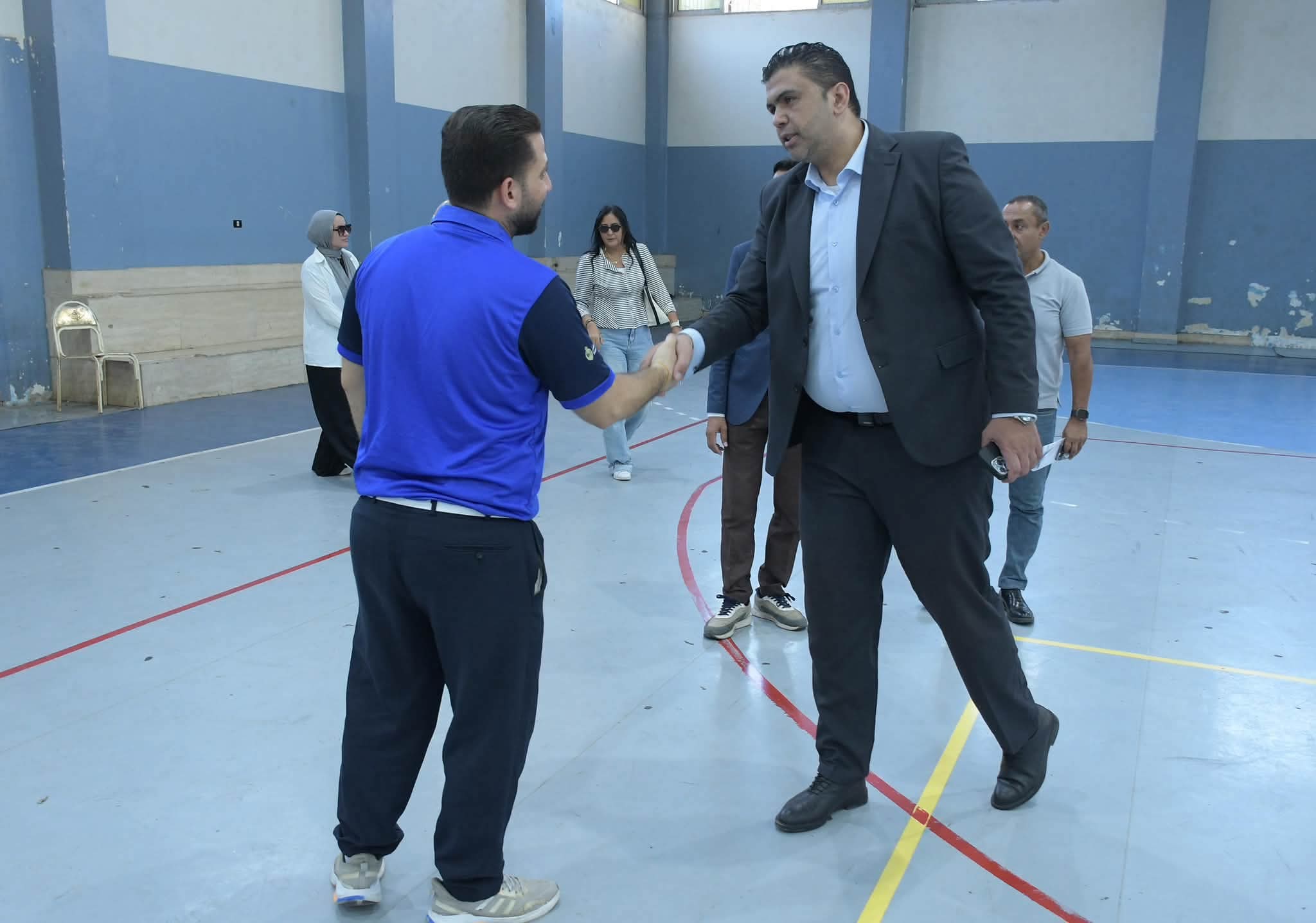خلال تفقد الملعب خلال تفقد الملعب