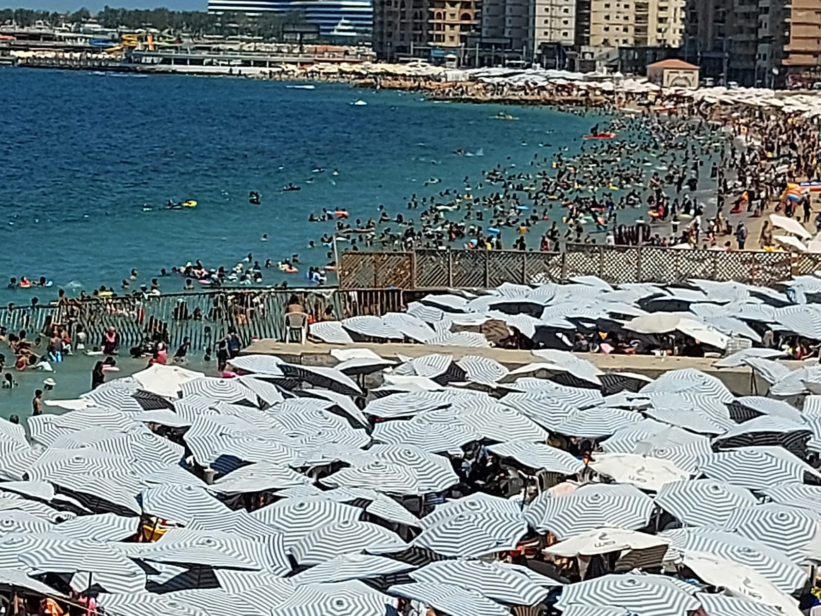 الشواطئ تزدحم قبل العام الدراسى