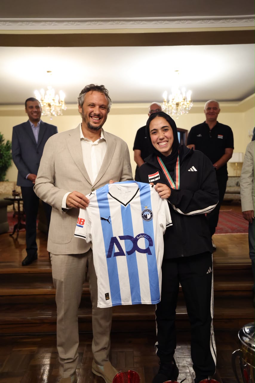 ممدوح عيد يكرم منتخب مصر للكرة الطائرة للسيدات