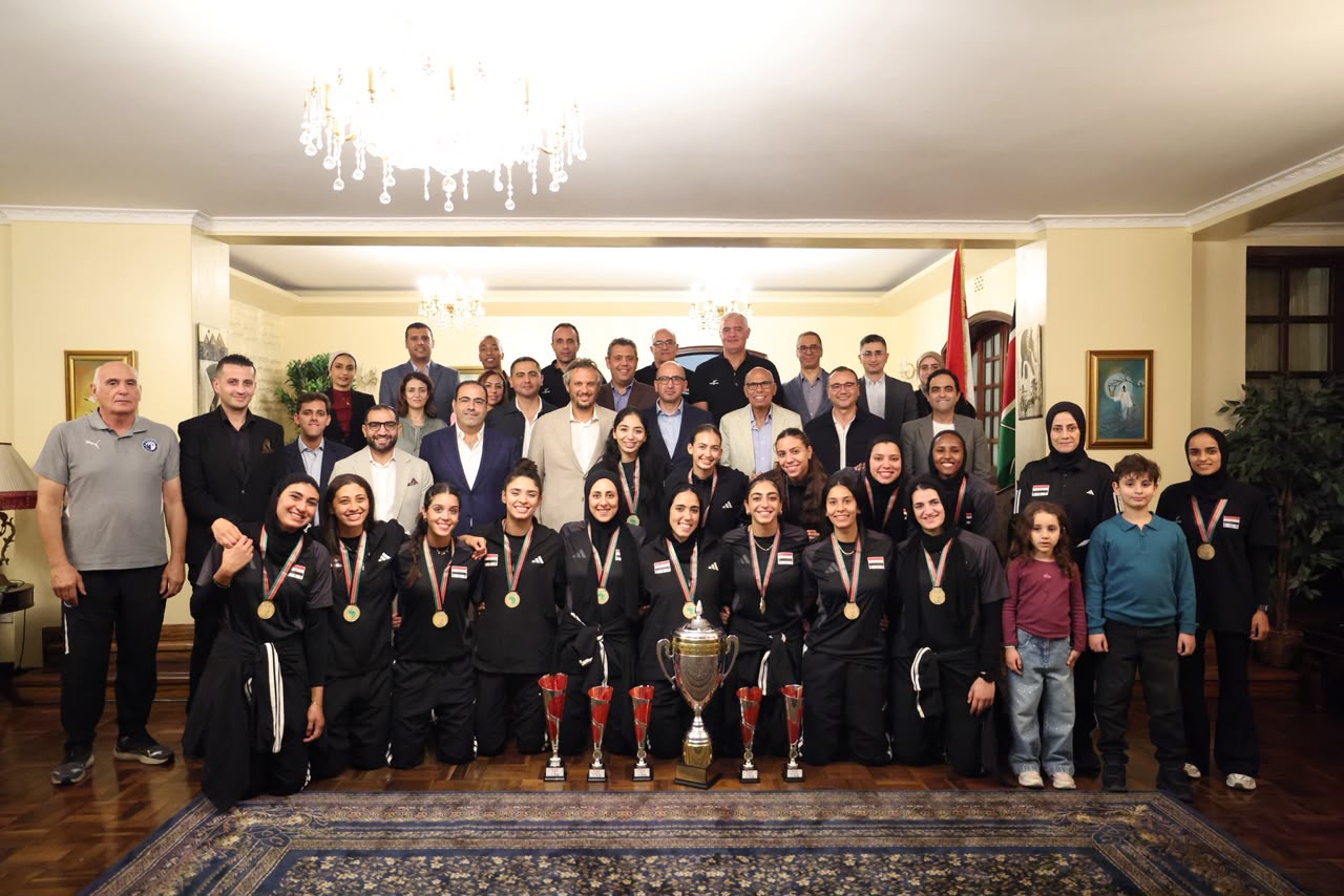 وفد بيراميدز يكرم منتخب مصر للكرة الطائرة للسيدات