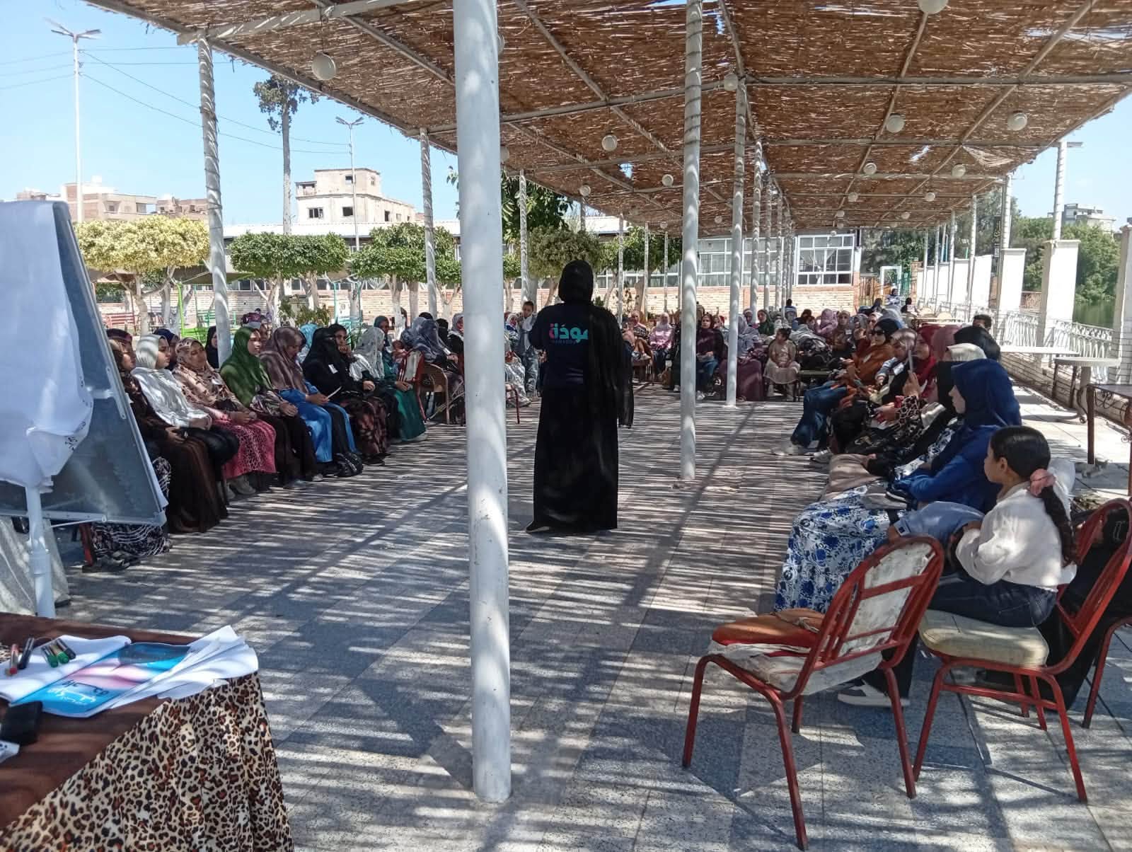 جانب من الحضور بالندوة جانب من الحضور بالندوة
