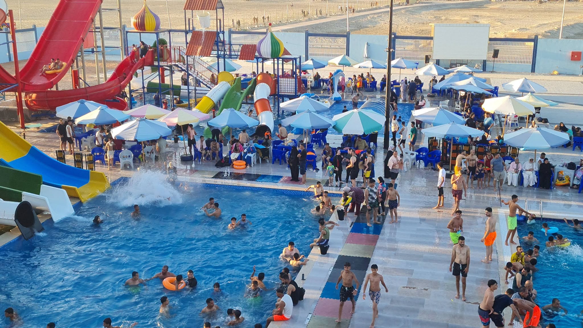 توافد على حماتمات السباحة هربا من شدة الحرارة