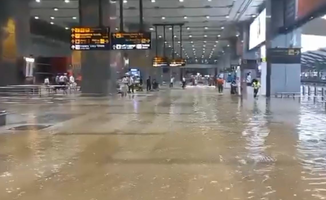 غرق المطار
