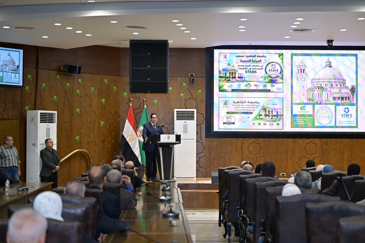 رئيس جامعة القاهرة خلال استعراض التصنيف الدولى للجامعة