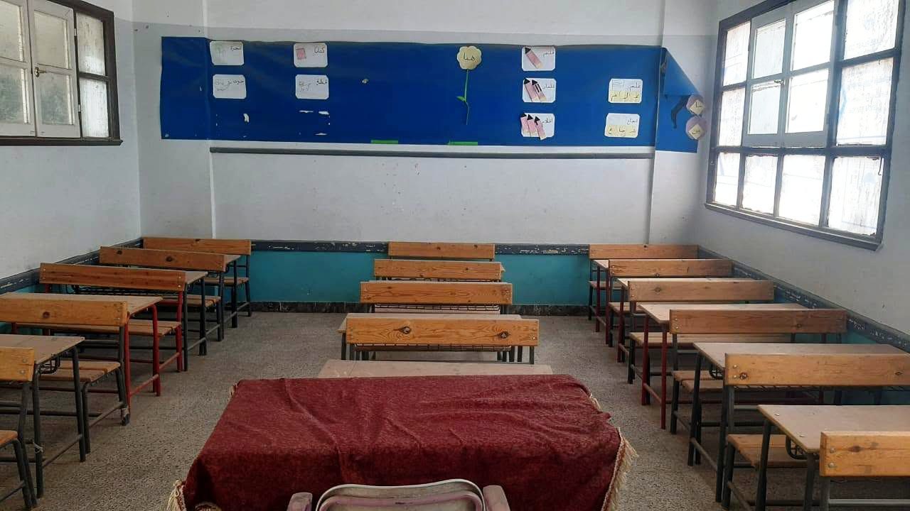 مقاعد خشبية