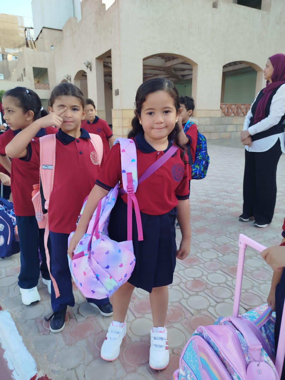 استقبال الطلاب فى أول يوم بالعام الدراسى بمدارس النيل (3)