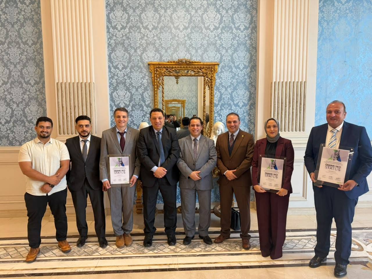 مدير مستشفى بنها التعليمي مع الفريق مدير مستشفى بنها التعليمي مع الفريق