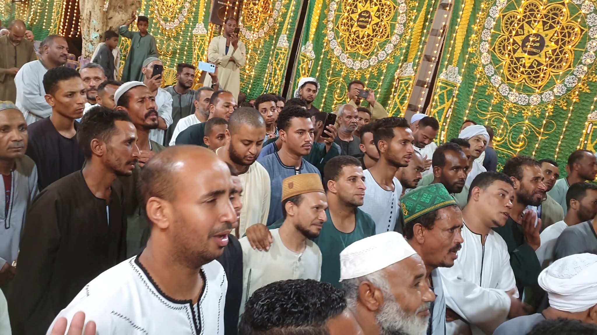 حلقات الذكر والاستماع إلى المنشدين