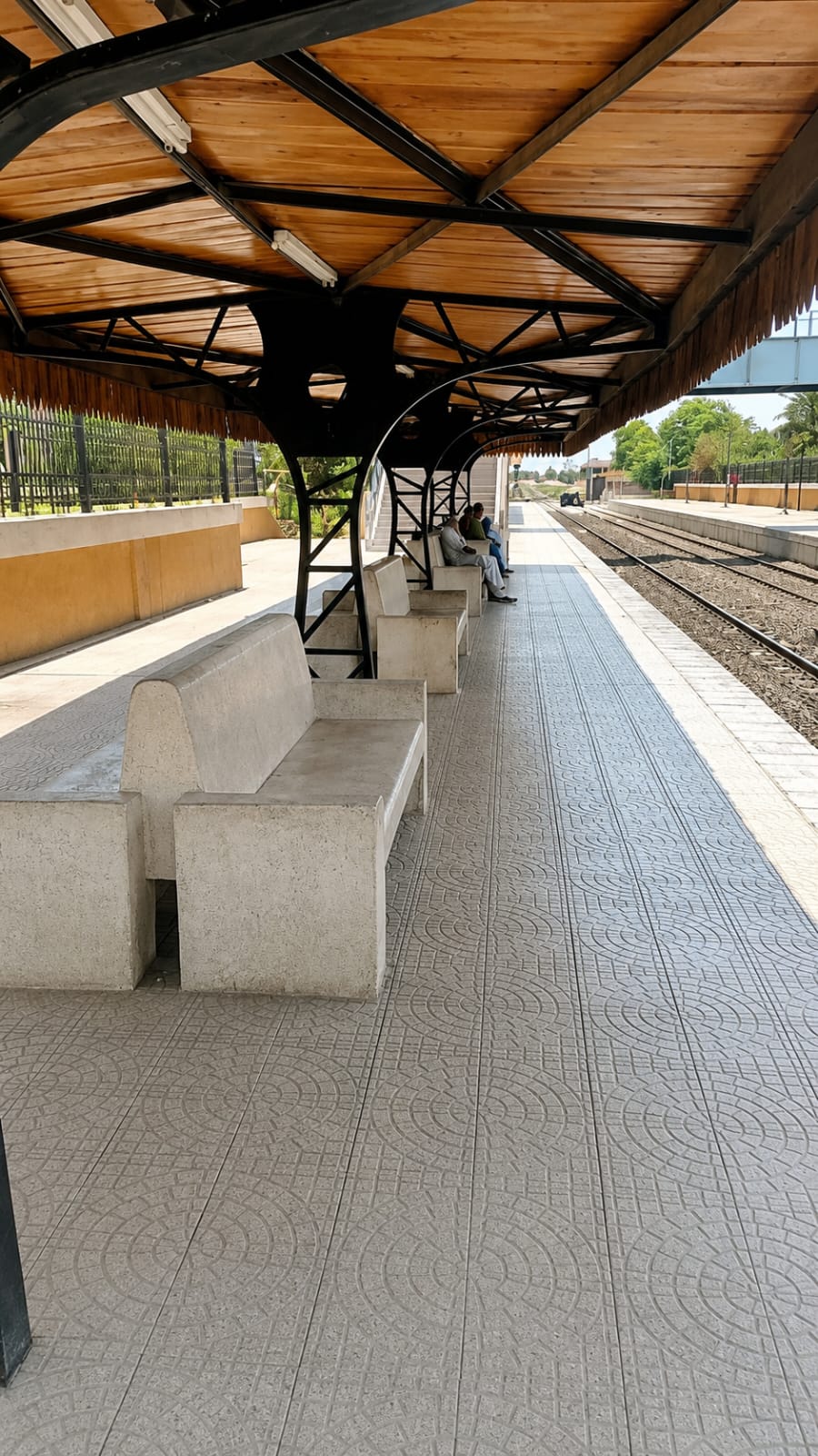 596963