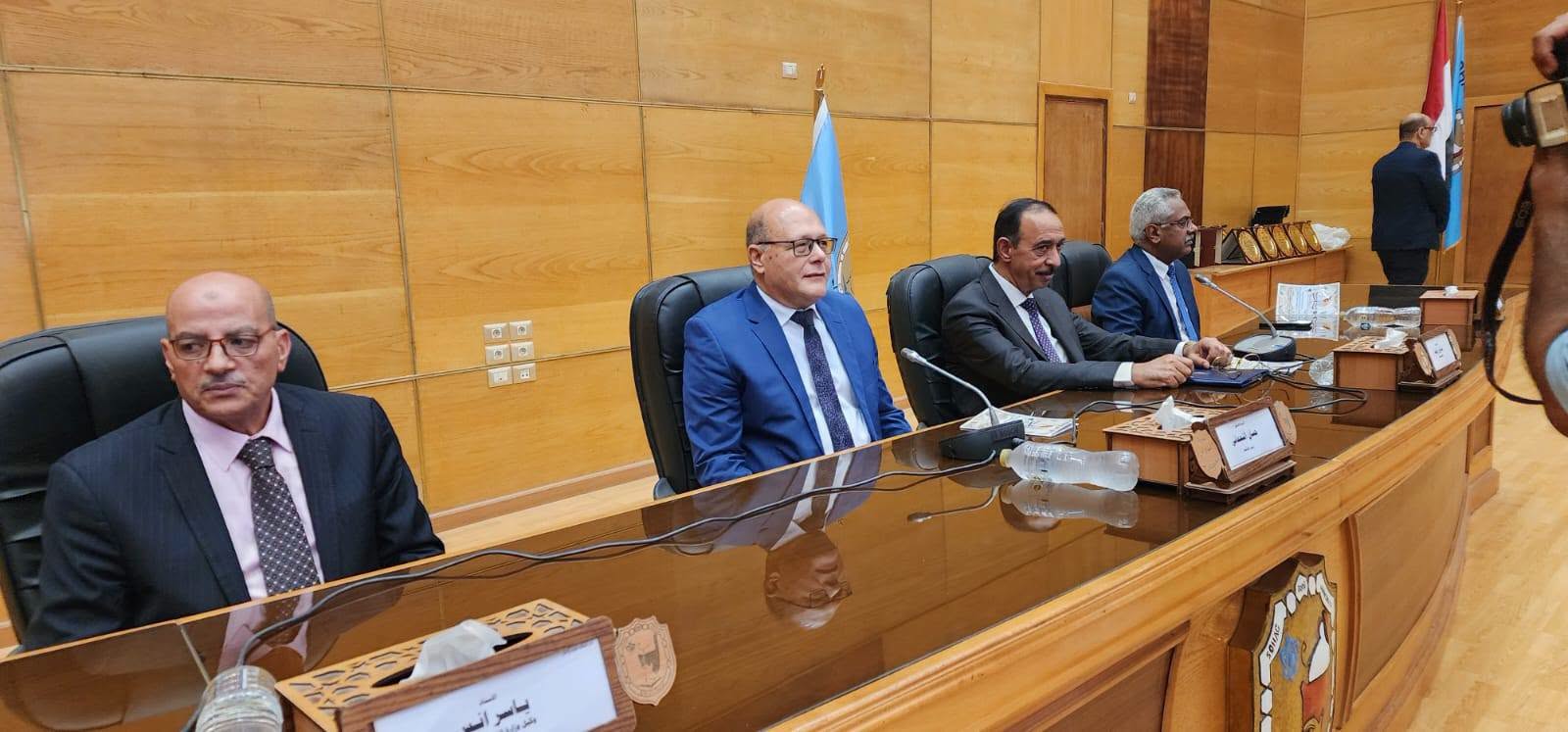 محافظ سوهاج ورئيس الجامعة بالمنصة