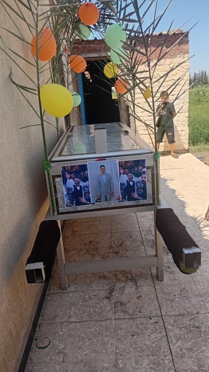 تزيين النعش بصورة الزفاف