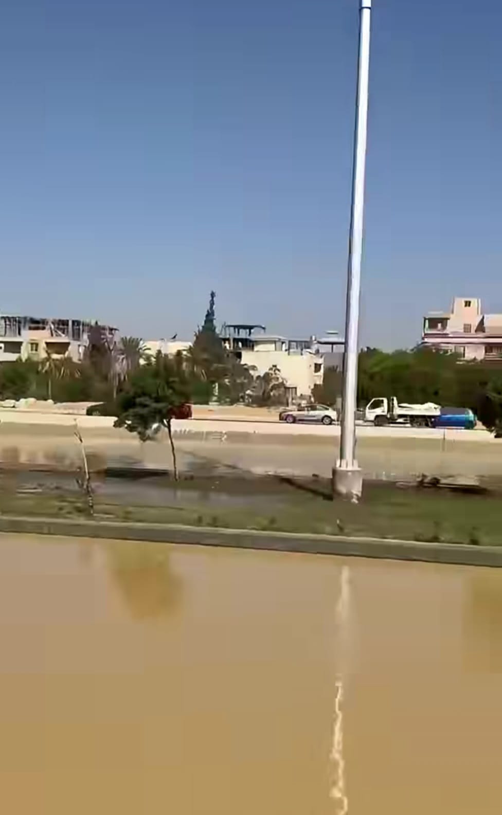 تمركز سيارات لشفط مياه كسر ماسورة طريق الواحات (4)