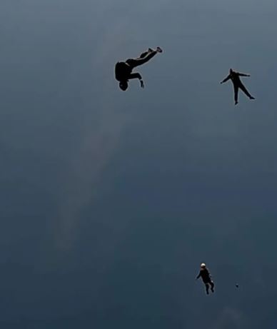 صورة أخرى لسقوط المظلية من السماء