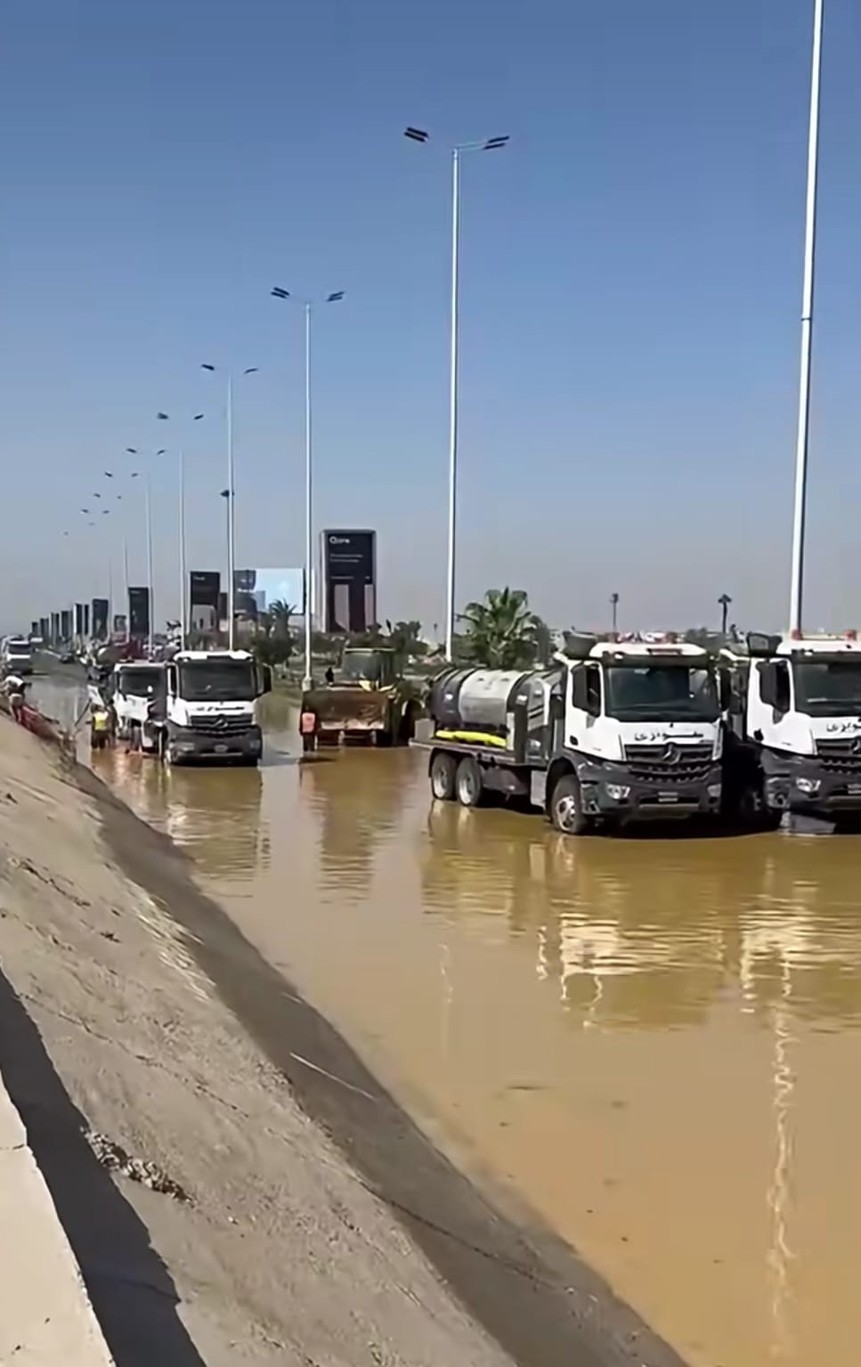 تمركز سيارات لشفط مياه كسر ماسورة طريق الواحات (2)